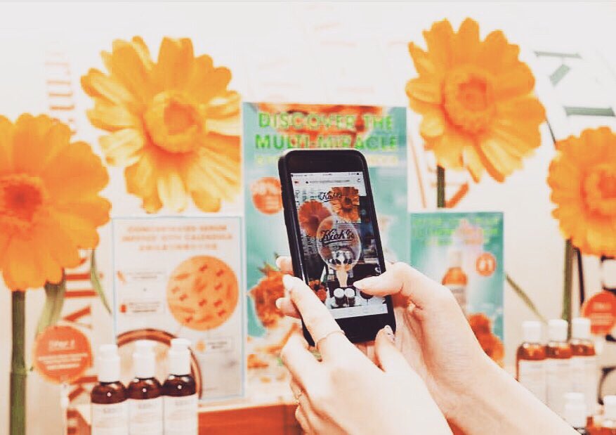 playretail's tweet photo. @KiehlsUKI created an immersive brand experience to promote one of their new products! Shoppers could, through their own devices, trigger an AR experience of flowers which grew bigger and smaller depending on your location. We love this pop-up experience!🌻📸🌻 https://t.co/thfG99rOHX