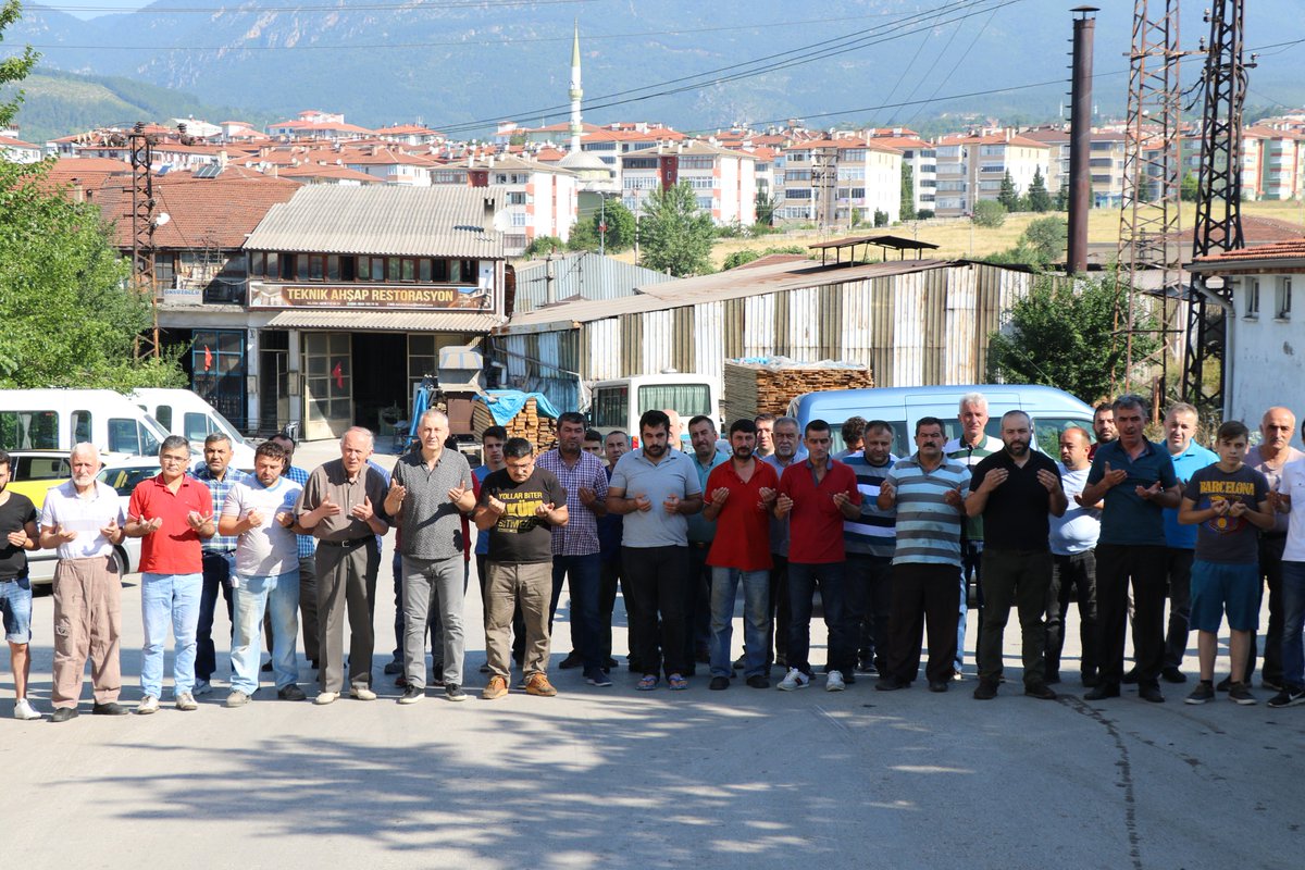 Sanayi esnafı ile birlikte yeni bir haftaya dualarla başladık. Tüm esnaflarımıza hayırlı bir hafta, bereketli kazanç diliyorum.

#SafranboluBelediyesi #EsnafDuası #Hayırlıİşler #İyiHaftalar #MimarElifKöse