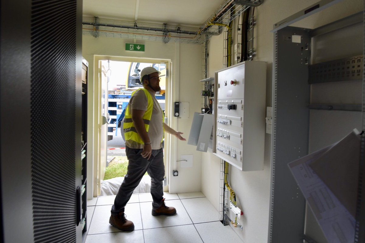 NumeriqueNA's tweet photo. Le déploiement de la fibre publique se poursuit en Haute Vienne !
Installation mercredi 19/06 d'un nœud de raccordement à #Bellac. Maillon essentiel entre le réseau de fibre optique et l’habitant, il desservira 5 700 foyers et locaux d’activité ! 
#fibreoptique 
#THD
#NATHD https://t.co/fl3d1g9hXu