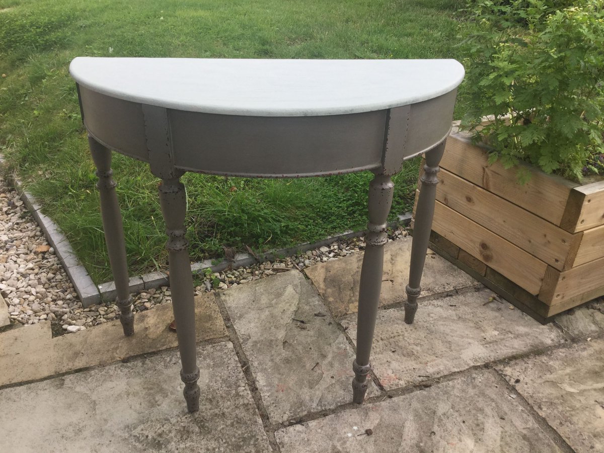 ThekauritreeU's tweet image. Monday morning and one project finished. Half Moon Console Table with distressing on the legs. Soft greys to compliment a neutral room. #halfmoontable #lamptable #halltable #painted #greys #Cotswolds #ukhttps://buff.ly/2X2eyW7