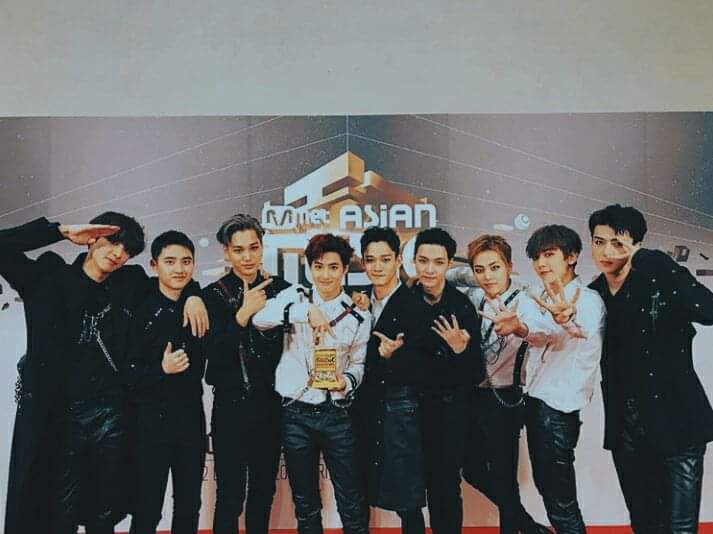 oohpolaaaa's tweet photo. Alright so this is different and is more hype🔥
Reply ALL EXO songs that you know! in this way we can close the gap together!💪💛🔥
LET'S GO EGGS!!!!!!!! EXO IS ROOTING FOR US❤❤❤

&amp; DON'T FORGET TO RETWEET✨

My #TeenChoice for #ChoiceInternationalArtist is EXO @weareoneEXO https://t.co/TGJtdhX62g