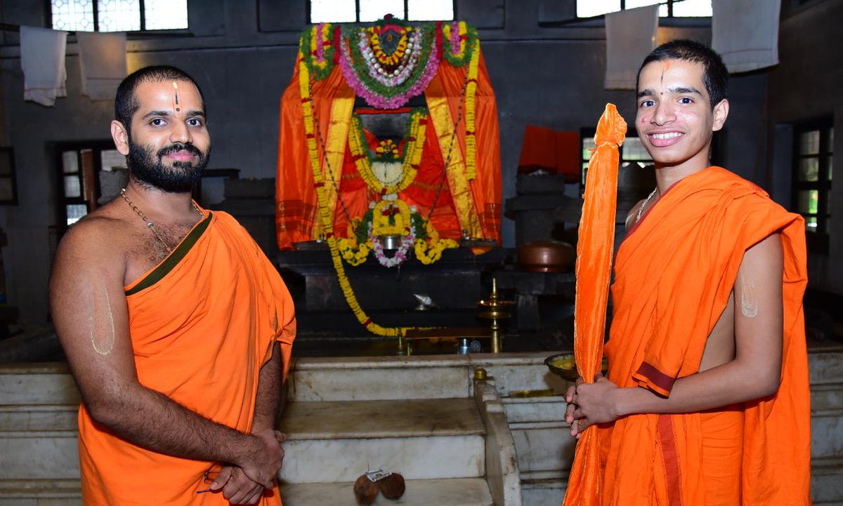 SodeMatha's tweet photo. #palimaru #palimaruparyaya @PalimaruMatha jr Swamiji HH #SriVidyaRajeshwaraThirtha during the first visit to @sodematha after sanyasa, got darshana of #ramatrivikrama, #Bootharajaru #bhavisameera #Vadiraja gurusarvabowma. HH #SriVishwavallabhaThirtha Swamiji offered grand welcome https://t.co/03DbXKXrcx