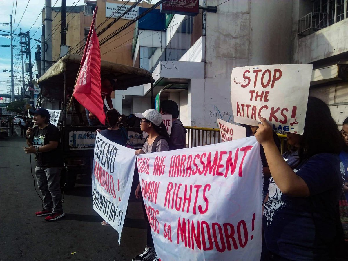 AnakbayanUPLB_'s tweet photo. Ang Anakbayan-UPLB ay nakikiisa sa isinasagawang pagkilos sa Amor, Balibago upang kundenahin ang sunod-sunod na pang-aatake ng rehimeng Duterte sa Mindoro!

#DefendMindoro
#DefentST
#StopTheAttacks https://t.co/cUaQieh81v