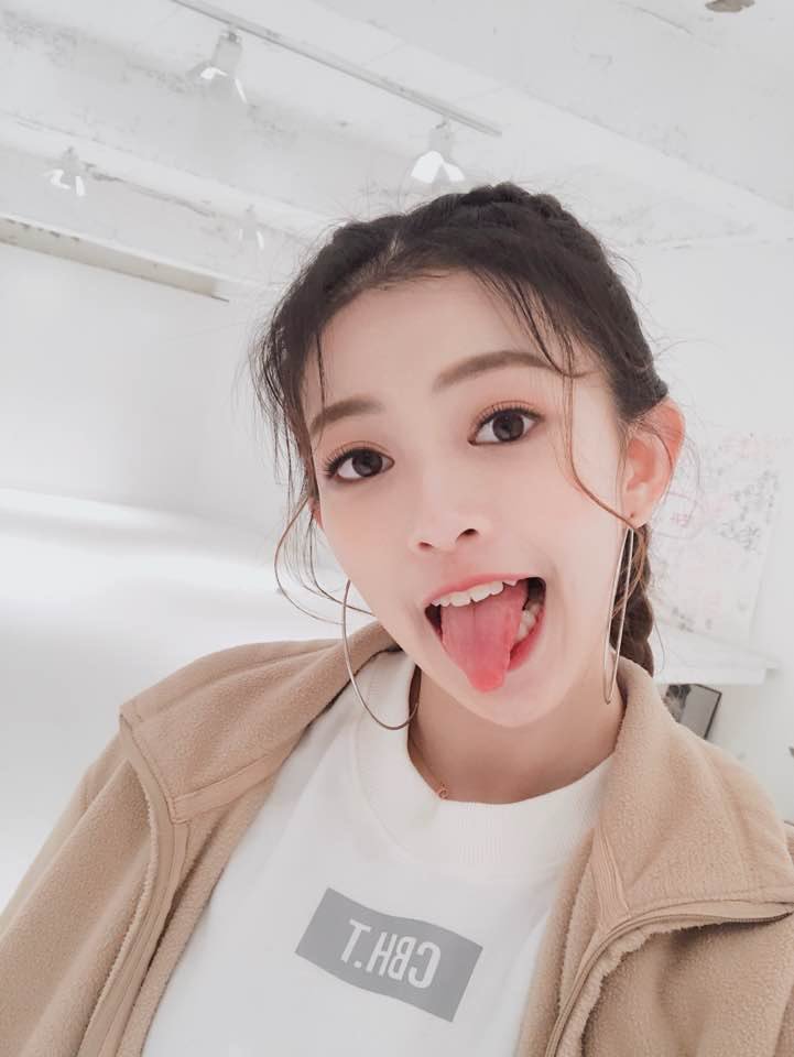 rendezvous_fr's tweet photo. [𝐓𝐖𝐈𝐓𝐓𝐄𝐑 𝟐𝟒/𝟎𝟔/𝟏𝟗]
[Ling] rapport de survie n°3 _ avez-vous mangé? Courage c'est lundi ! Allez, allez ~~!🤣😎
#girlgroup #lingyi #rendezvous #rendezvouslingyi #rdz #rdzlingyi #kpop https://t.co/lXdh3ZeTTR