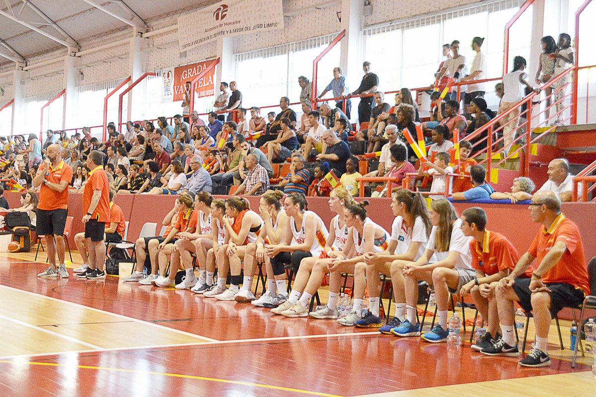 Baloncesto de "primer nivel" en el Torneo de #Azuqueca. ow.ly/ogs350uLbau