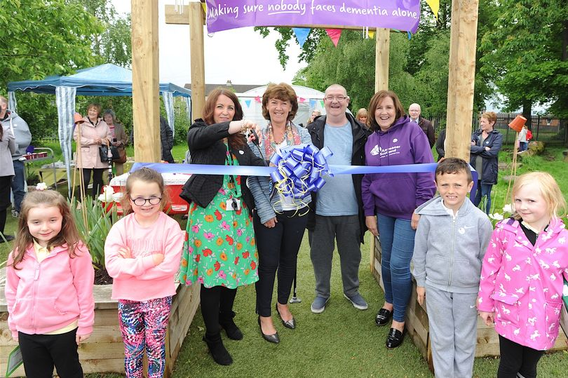 My_Wishaw's tweet photo. @St_Aidans_PS  open new community garden in partnership with @alzscot 

The garden has been developed by the school in partnership with @alzscot &amp; is designed to be both child and dementia-friendly

Read more here https://t.co/ey6D4WlcKa

#In_Wishaw #StAidansPS #AlzheimerScotland https://t.co/waHJtLdz2h