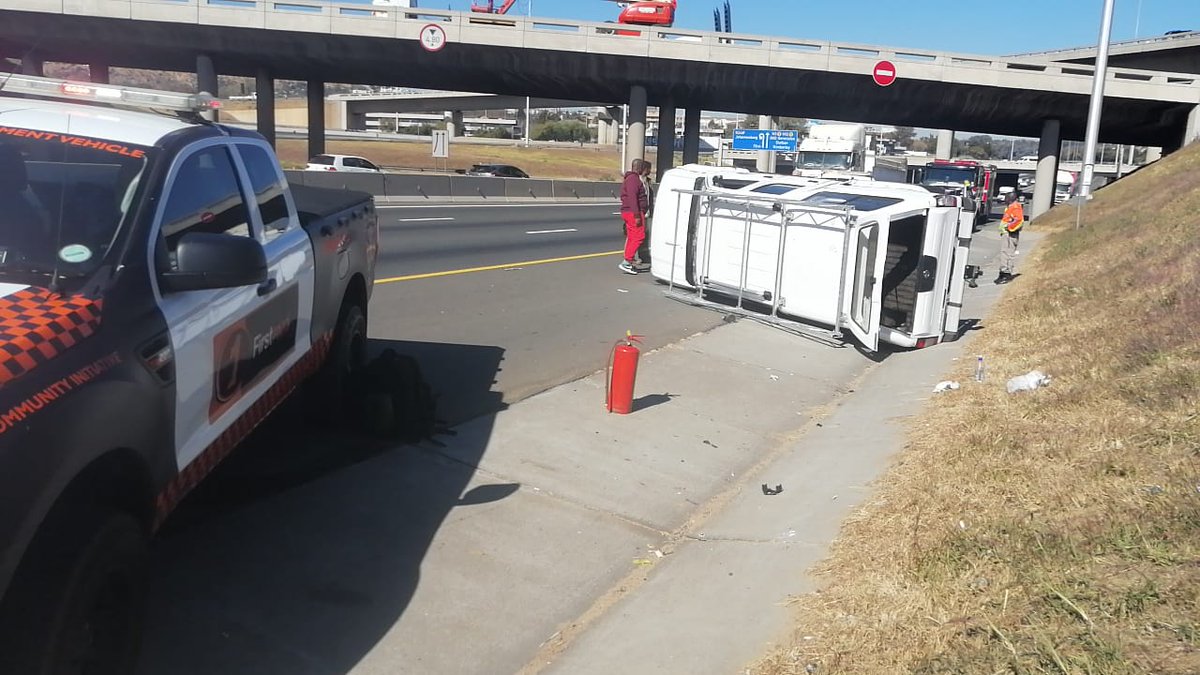 EMER_G_MED's tweet photo. 《Bedfordview》M02, A09 and RV05 attending to a motor vehicle collision on the N3 North bound in the Gillooy’s Interchange. One patient with minor injuries transported to hospital. @GTP_Traffstats @_ArriveAlive @EWNTraffic #whensecondscount #M02 #A09 #RV05 https://t.co/V0F77ZQ9Lm