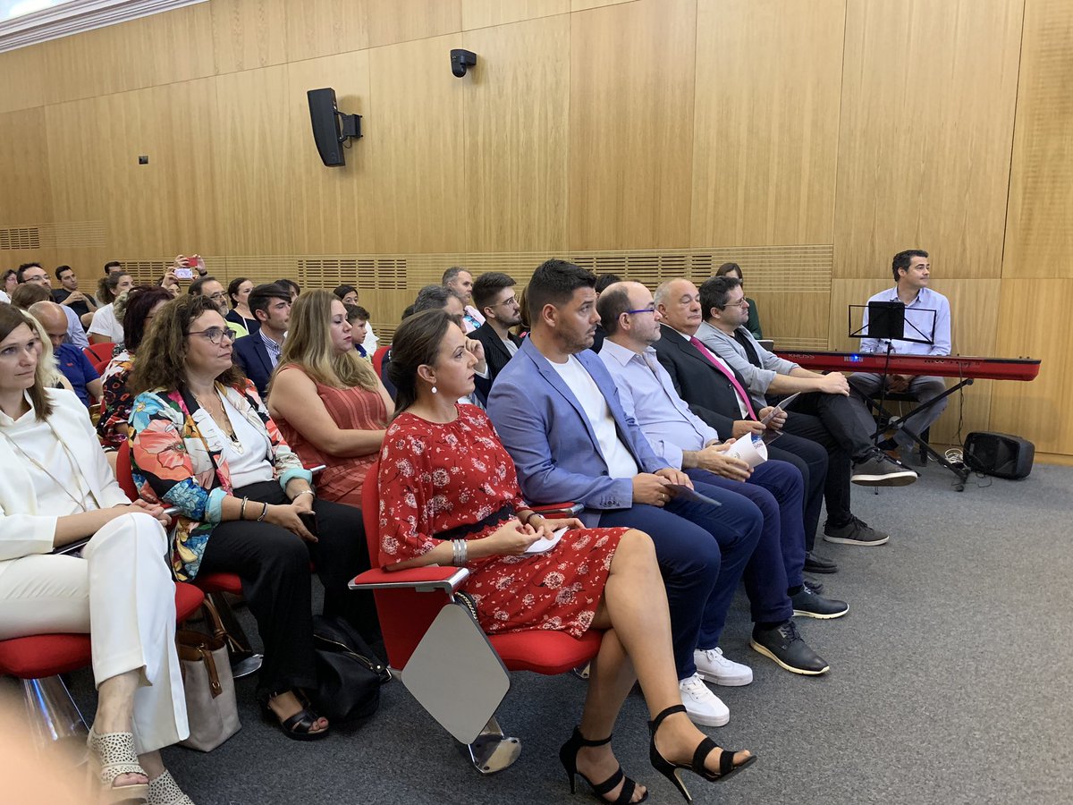 EducaAnd's tweet photo. 📖 Una lección de igualdad a través de un diccionario adaptado de la asociación #Asprogrades se ha llevado el segundo de los #PremiosRosaRegàs de #coeducación que entrega hoy @EducaAnd. ✅ https://t.co/qjaMPsNkQh