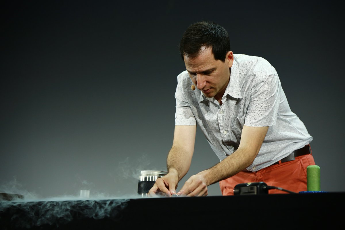 "La supraconductivité permet de créer un courant perpétuel. Mais attention, cela conserve l’#énergie, mais n’en produit pas !" <a href="/jubobroff/">Julien Bobroff</a> #USI2019 #quantique