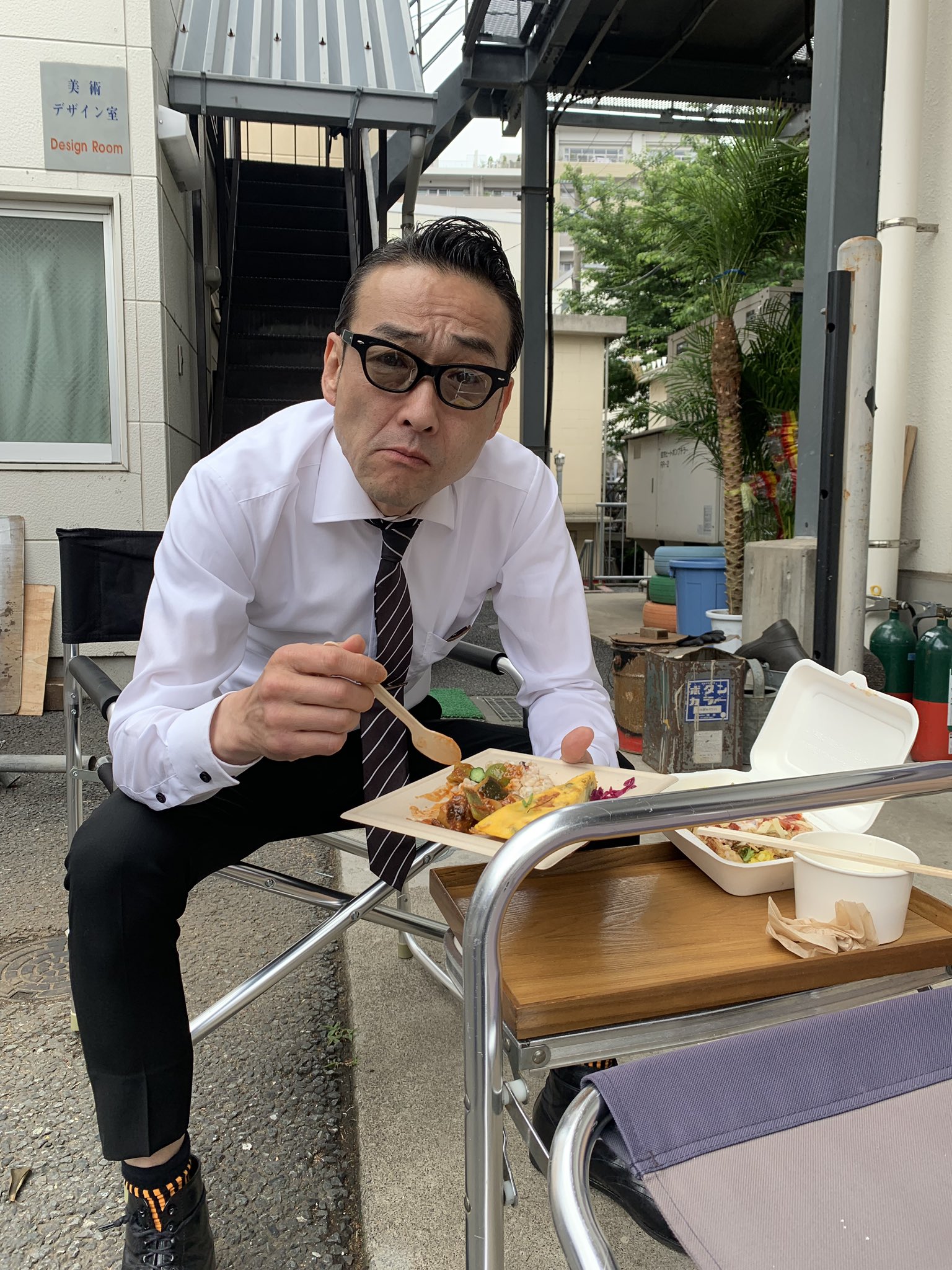 公式 特捜9 どんどんオフショット公開 ランチタイム 吹越満 さん なぜか困り顔に撮れました 笑 いつ話しかけても んー と優しく反応して下さるのですが その んー という低音ボイスがカッコイイのです フォロワーさんは分かって 公式 特捜9 どんどんオフショット公開 ランチタイム 吹越満 さん なぜか困り顔に撮れました 笑 いつ話しかけても んー と優しく反応して下さるのですが その んー という低音ボイスがカッコイイのです フォロワーさんは分かって
