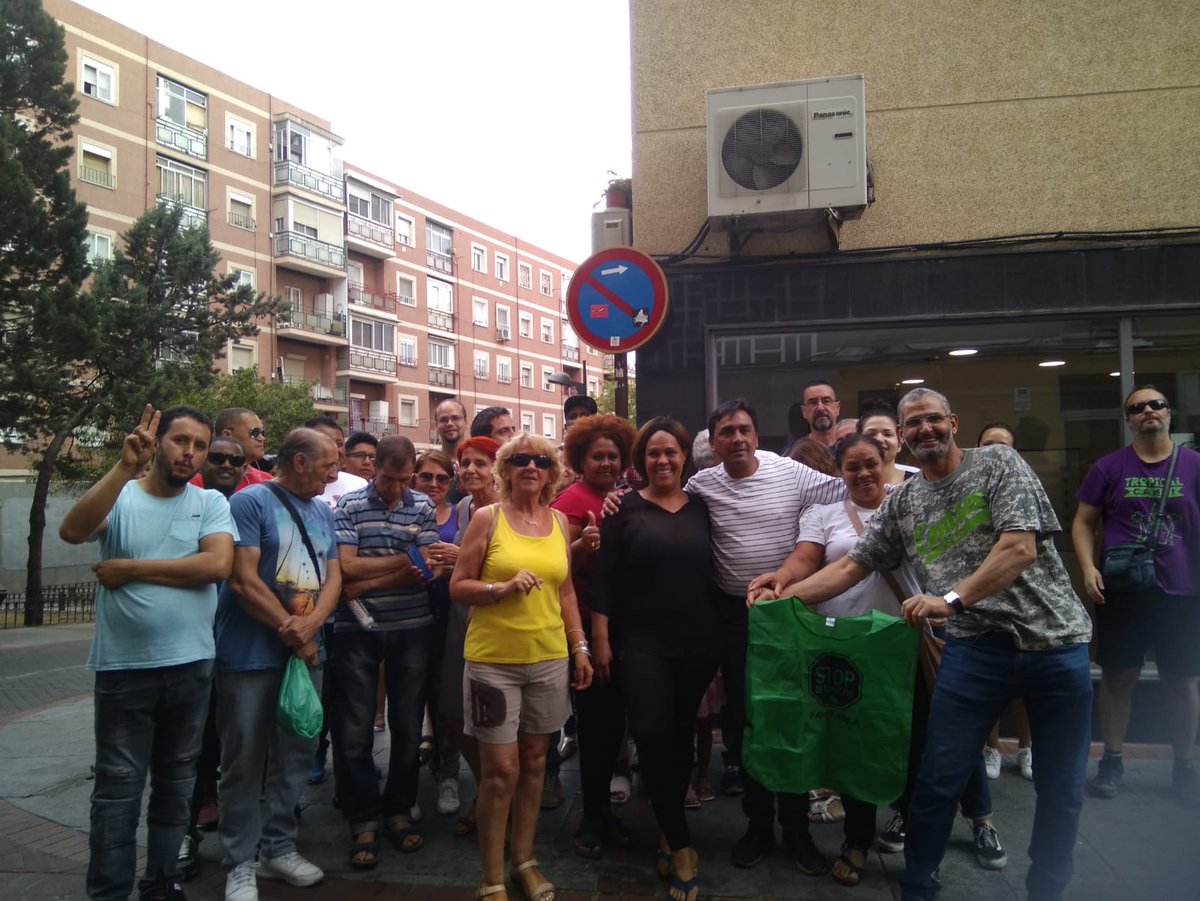 Desahucio paralizado #Alcorcón . Mucha felicidad! Ni gente sin casa ni casa sin gente.