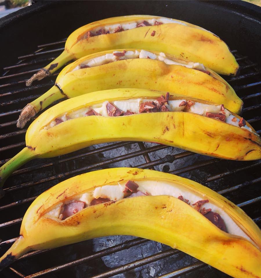 Met deze temperaturen kun je alleen nog maar aan een ding denken: #barbecue! In het magazine ‘barbecue, technieken en materialen’ ook aandacht voor #advies aan de klant. Zoals dit originele #dessert op de #BBQ: #banaan met chocolade en 43-likeur. Foto <a href="/SlagerijvanEijk/">Slagers van Eijk</a>