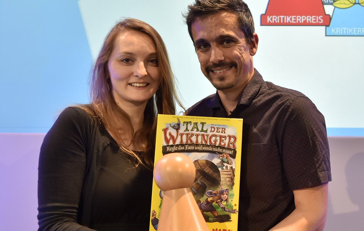 HaraldSchrapers's tweet photo. #KinderspieldesJahres2019: Marie und Wilfried Fort siegen mit  #TalderWikinger. Sie versuchen, mit ihren Spielen etwas mit den Händen  Greifbares zu machen, sagte das aus Nantes kommende Autorenpaar auf der Preisverleihung. #KiSdJ2019 @SpieldesJahres https://t.co/piNqEJ1eVN