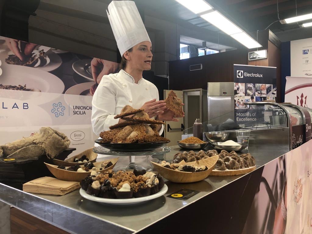 TaobukFestival's tweet photo. 🥧@lidiacala1 (APCM) a #Taobuk19 ci prepara dei dolci utilizzando il patrimonio delle nocciole dei #Nebrodi di Tortorici, da amare in ogni suo aspetto, con il loro gusto superlativo.
#FudHub https://t.co/Cew4J3LtUQ