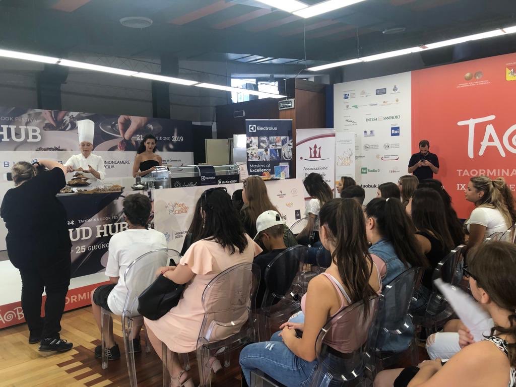 TaobukFestival's tweet photo. 🥧@lidiacala1 (APCM) a #Taobuk19 ci prepara dei dolci utilizzando il patrimonio delle nocciole dei #Nebrodi di Tortorici, da amare in ogni suo aspetto, con il loro gusto superlativo.
#FudHub https://t.co/Cew4J3LtUQ