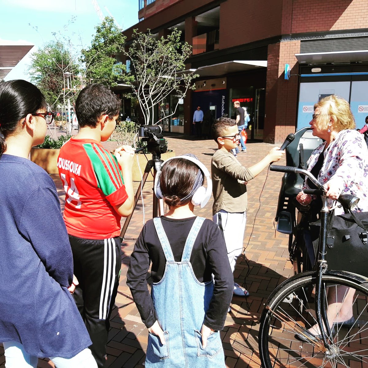 Straatinterviews op het Waterlandplein! Wat doe jij als het lekker weer is? Vind je het fijn dat het zo warm is of maak je je ook zorgen over het klimaat?
Deze vragen en nog veel meer werden afgelopen donderdag gesteld door de reporters van de Filmclub Waterlandplein.