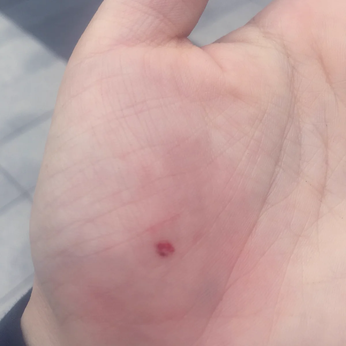 駅でサラリーマンが横持ちしてた傘の先端が子供の顔に当たりそうになった!!気を付けて欲しい!!