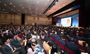 taeng_paz's tweet photo. ❤Shincheonji Church of Jesus Completes its Open Bible Seminar with an Attendance of 50,000+

The seminars received good reviews for their delivery of the true meaning of the Bible to people eager to understand it, and it also resolved misunderstandings.
▶️https://t.co/vIeN0iciQ1 https://t.co/ZvEWkcbL36