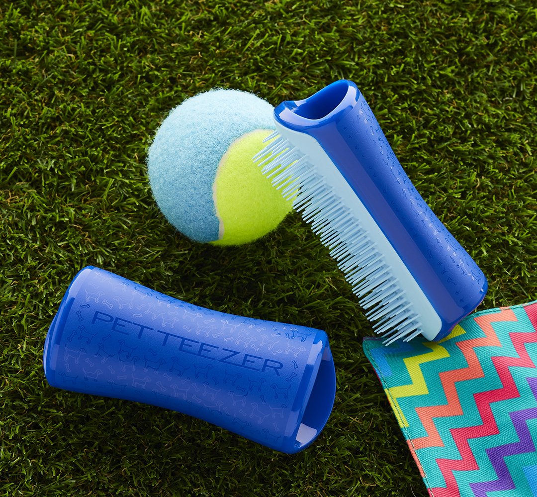 This palm friendly brush is ideal for de-shedding double-coated dogs, the ergonomic shape helps reduce wrist sprain during periods of brushing, making your life easier 🐶💙 #PetTeezer