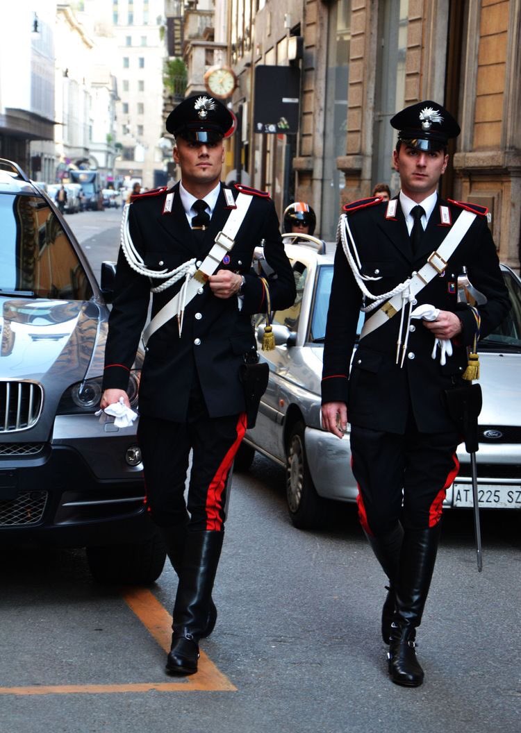 Twitter पर 清水さん イタリアの国家憲兵 カラビニエリの制服姿が美しい マントをなびかせて歩く姿はまるで西洋の騎士の様ですね