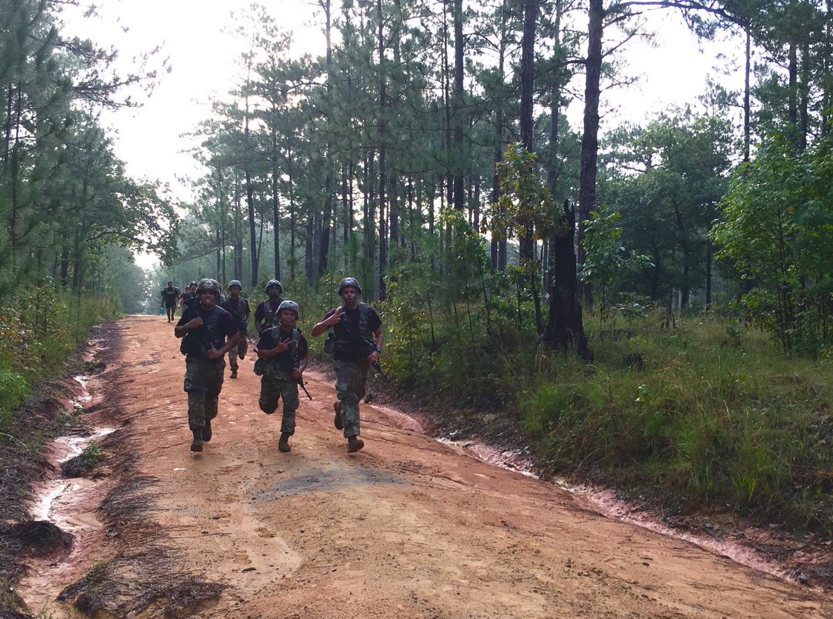 82ndABNDiv's tweet photo. 🗣️GOOD MORNING!!

As you start your morning off getting that good PT in, remember that action is what separates the achievers from dreamers. 

Have a great week All Americans!!🇺🇲

#MondayMotivation https://t.co/xRTGgHC5mU