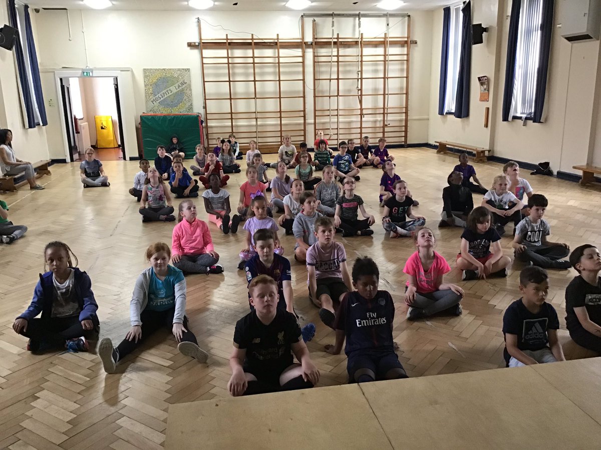 Mosspits_PE's tweet photo. Year 4 doing ‘Chin Up’ mindfulness after there PE lesson. @MosspitsYear4 #healthweek2019 https://t.co/WuEb659l3Y