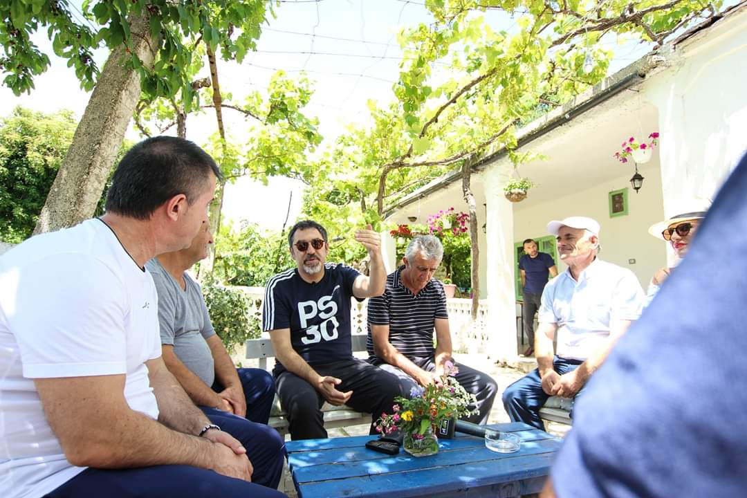 bledicuci's tweet photo. Në Nivicë, fshatin e bekuar nga Zoti me natyrë të mrekullueshme dhe potenciale të shumta për zhvillimin e blegtorisë dhe agroturizmit. 😊Miratuam fondin 8 milionë euro për rrugën Bënçë-Lekdush.👍 Po shohim mundësinë e zgjerimit të tufave të të imtave për eksport mishi në Arabi.✅ https://t.co/wxQK3WyZ75