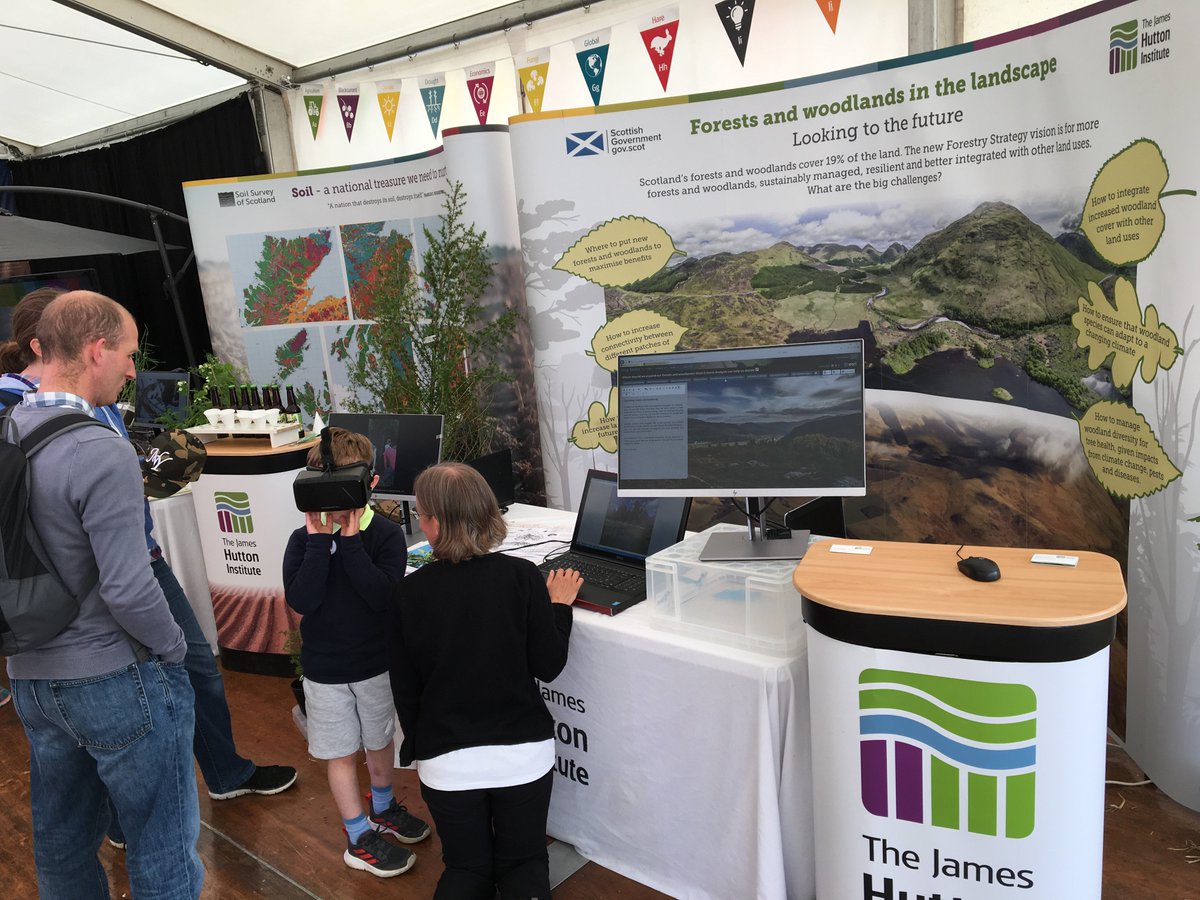 Young users learning about Chalara Ash Dieback from Ruth Mitchell on a virtual woodland walk, while visiting the <a href="/JamesHuttonInst/">James Hutton Institute</a> <a href="/ScotlandRHShow/">Royal Highland Show</a> <a href="/SEFARIScot/">SEFARI Gateway</a> #LeadingIdeas