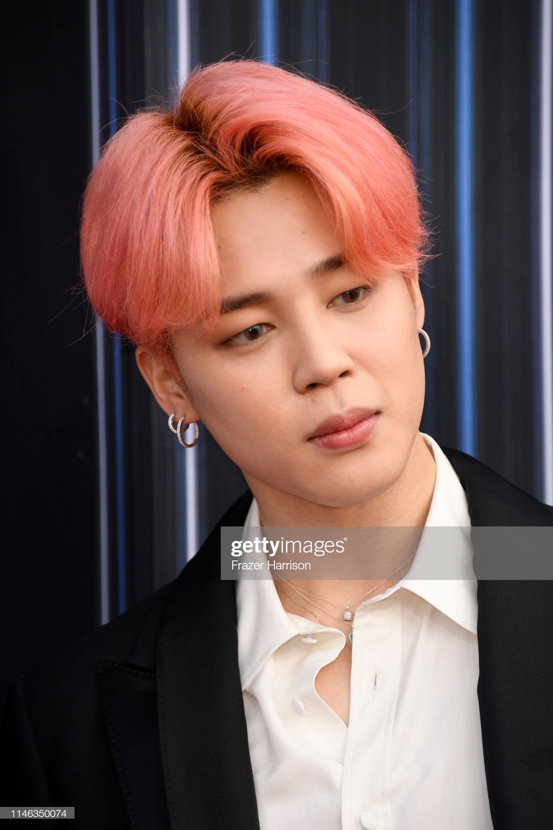 ⎿ 𝐌𝐢𝐜𝐫𝐨 𝐏𝐚𝐯𝐞 𝐇𝐨𝐨𝐩𝐬He started wearing them in May on the red carpet for the BBMAs making use of his 3 current piercings (at first). The bigger hoops have 2 rows of CZ (dia?) inside-out, the smaller is simple. He'll wear these during the whole SY tour. So chic!