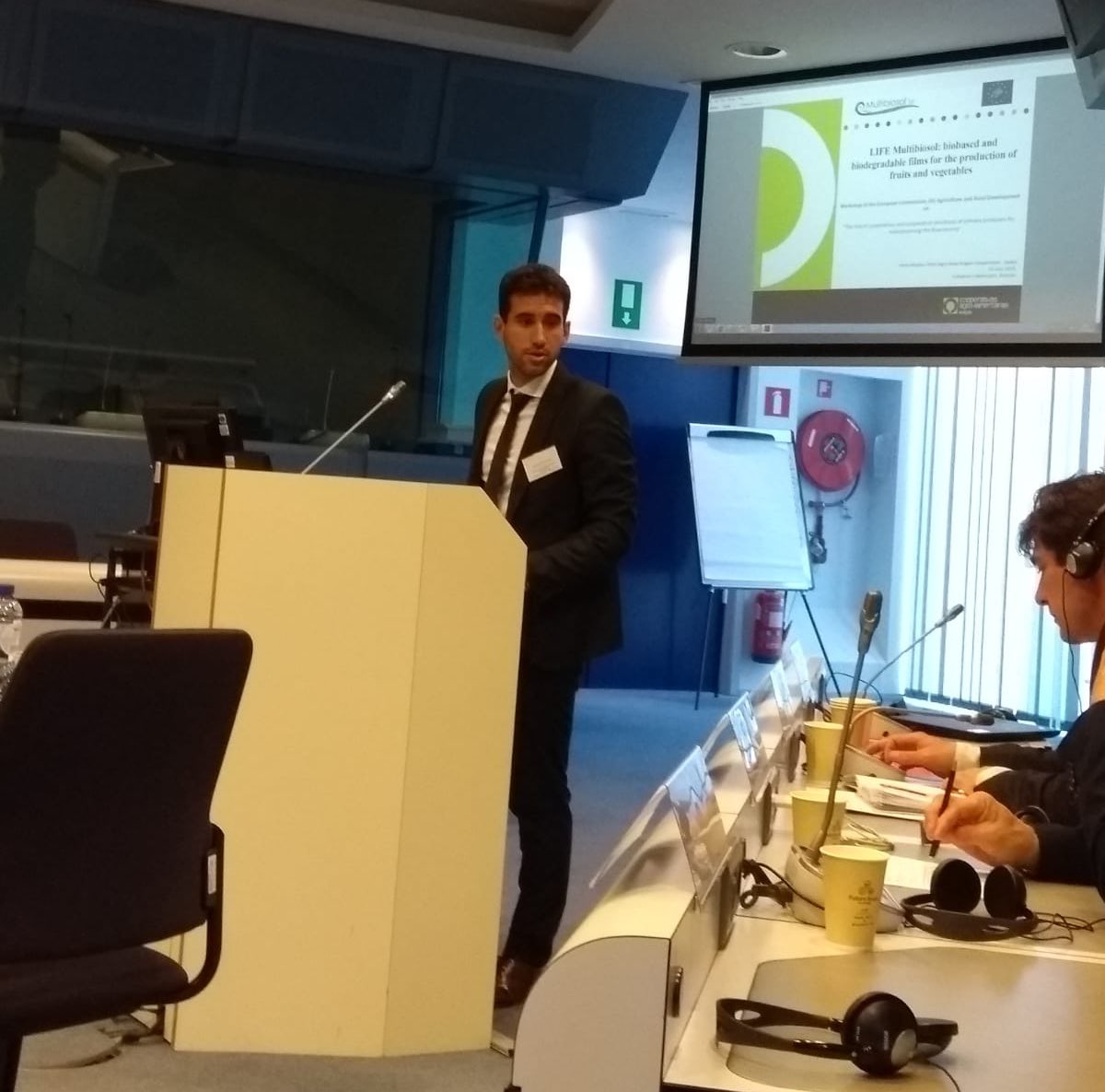 CoopsAgroES's tweet photo. Jesús Abadias @CoopsAgroARA explicando ante la @EUAgri el proyecto #multibiosol para la prueba en condiciones reales de plásticos biodegradables y biobasados en #cooperativas @EU_H2020 #bioeconomia https://t.co/sPzFrpAd3w