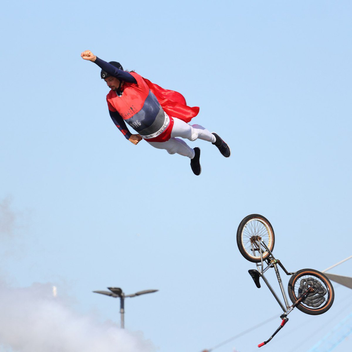 ffluesterer's tweet photo. Tollkühnen Männer auf fliegenden Drahteseln und Rollbrettern. Auch das ist #KielerWoche - ein paar Bilder von der #OceanJump WM 2019. #KiWo2019 #KiWo19 #KielSailingCity #Kiel https://t.co/Cf1axBpiXH