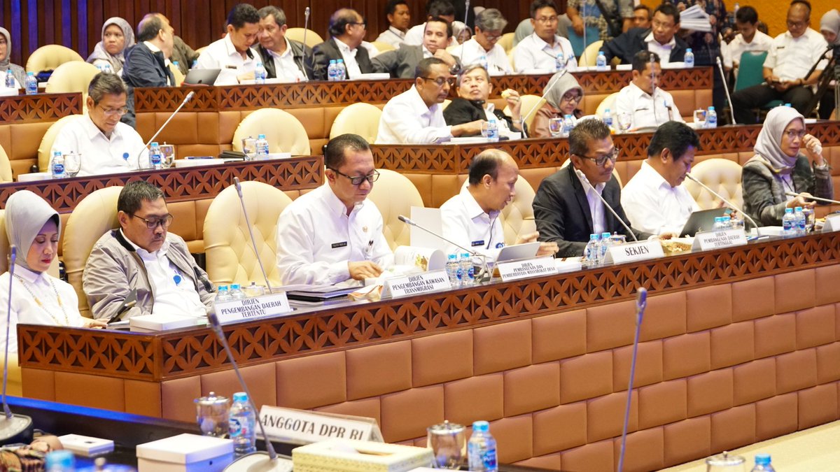 Sekretaris Jenderal <a href="/anwsanusi/">Anwar Sanusi</a> <a href="/KemenDesa/">Fast Track Travel</a> di dampingi Direktur Jenderal PPMD Taufik Madjid beserta para eselon I dalam Rapat Dengar Pendapat (RDP) bersama anggota Komisi V DPR RI (24/6/2019) <a href="/DPR_RI/">DPR RI</a> #mulaidaridesa #ditjenppmd #bersamamebangundesa