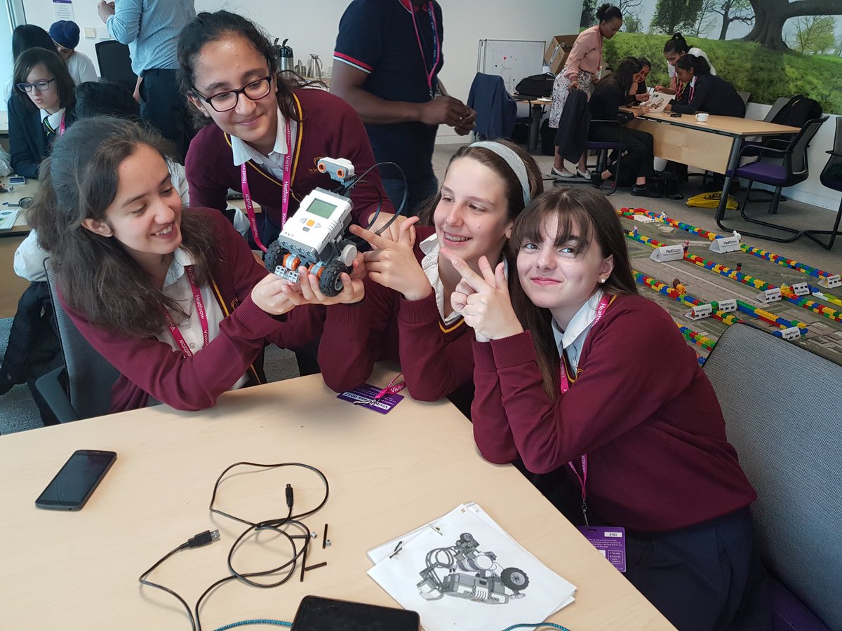 NancyLalor's tweet image. Great atmosohere, great students and amazing teamwork #thinkingfutures #havingfun #exploringSTEM with @HeathrowAirport @LearningtoWork