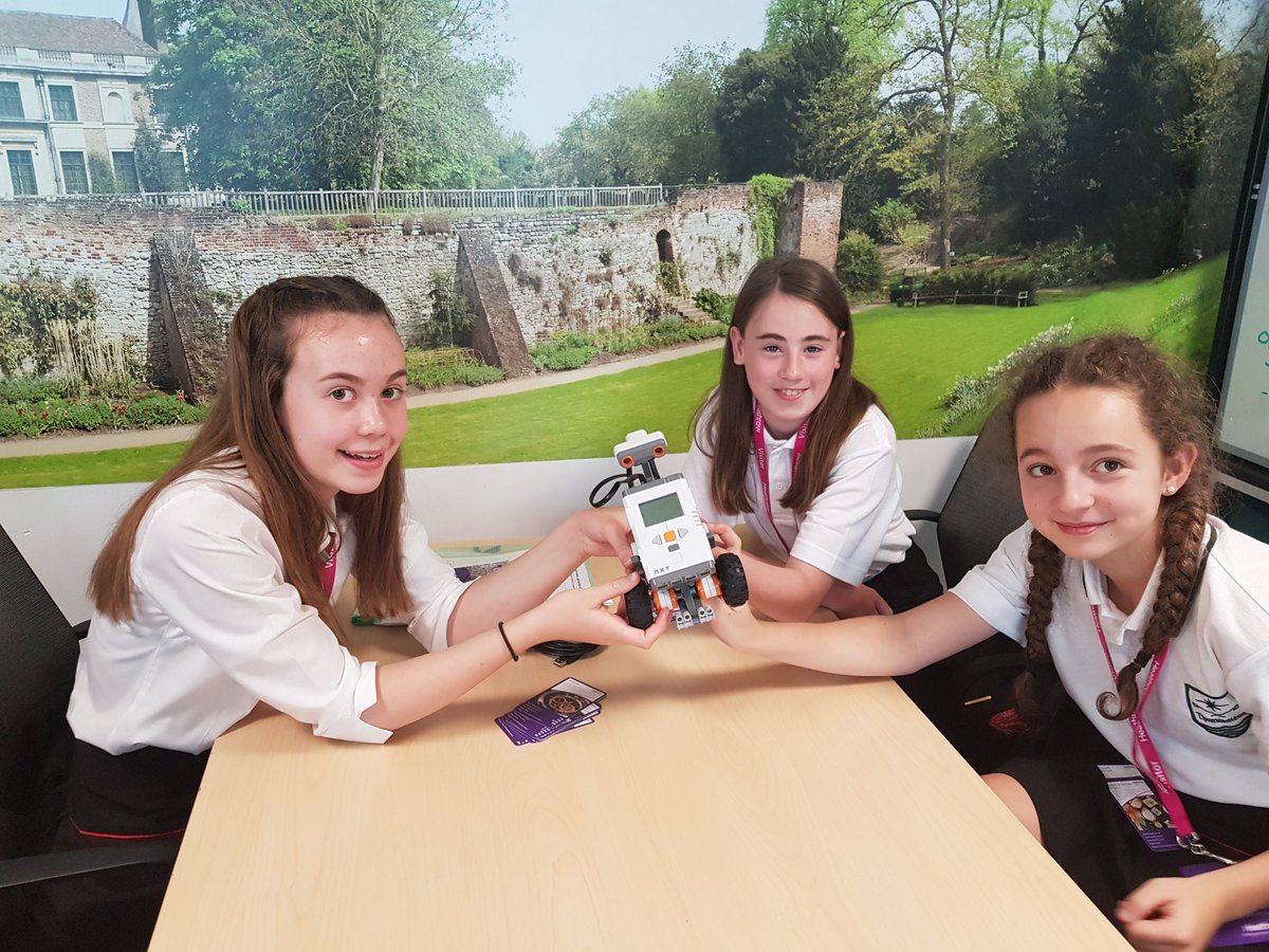 NancyLalor's tweet image. Great atmosohere, great students and amazing teamwork #thinkingfutures #havingfun #exploringSTEM with @HeathrowAirport @LearningtoWork