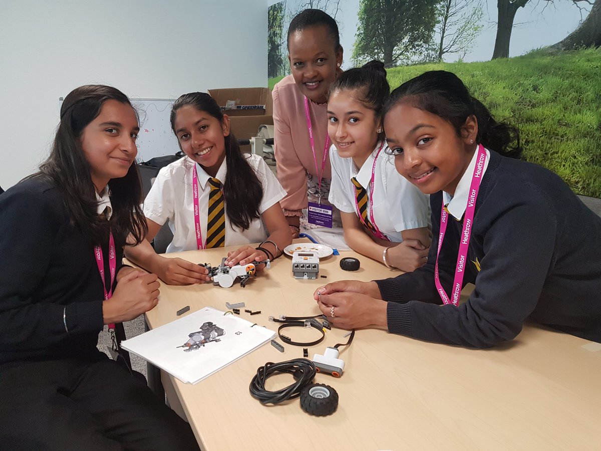 NancyLalor's tweet image. Great atmosohere, great students and amazing teamwork #thinkingfutures #havingfun #exploringSTEM with @HeathrowAirport @LearningtoWork