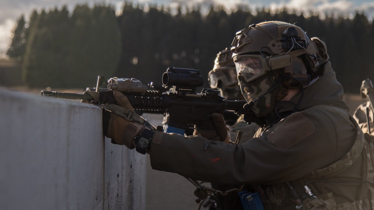US_SOCEUR's tweet photo. Multinational special operations forces establish security before clearing a building during the Close Quarters Battle training course. The course was designed to teach SOF and enablers standard techniques when working with different nations.  #italy #netherlands #norway #usarmy https://t.co/8XEvend4JN