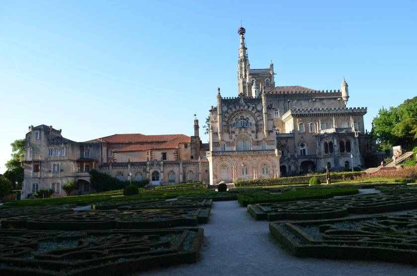 PortugalcomAlma's tweet photo. "Localizado em plena Mata Nacional do Bussaco, este palácio lendário, no mais esplendoroso estilo neomanuelino, foi edificado entre 1888 e 1912 para os últimos reis portugueses." https://t.co/XbnVNg5wt2 #Portugal #BussacoNationalForest #Bussaco https://t.co/4H7xZT7Kux