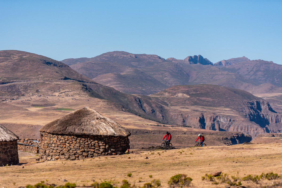 expafrica's tweet image. Boom! This happened! Lesotho officially stole my heart! #kingdominthesky #mountains #borderpost #basotho #expafrica2020 #adventurerace #adventure #travel #trekking #photography #hiking #getready #10thcelebration @KineticHeidi @ARWorldSeries 📸 @TerenceVrugtman @visitlesotho