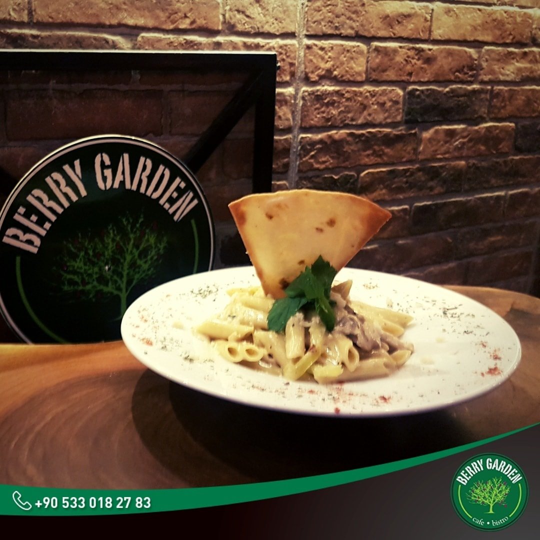 Kremalı Tavuklu Penne 👌
.
Tavuk Bonfile, Penne, Krema, Pesto Sos, Mantar, Renkli Biberler parmesan ile hazırlanır SEVGİ ile servis edilir 😍
.
.
☎ 0(242) 228 19 66
.
. 
#berrygardencafe #antalya #konyaaltı #cafe #oyun #yemek #bistro #kahve #çay #konyaaltıplajı