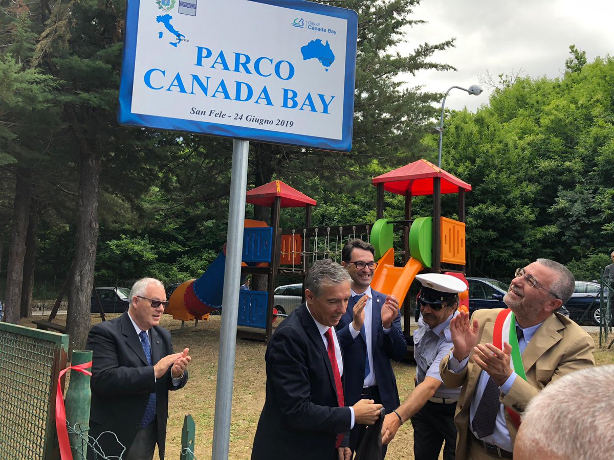 CRBasilicata's tweet photo. A San Fele il presidente del #CrBas @Carmine_Cicala partecipa all’inaugurazione di un parco intitolato a Canada Bay (Australia), Comune dove vive una folta rappresentanza di lucani #LucaninelMondo #Canadabay #SanFele https://t.co/9xf4kvwtT4