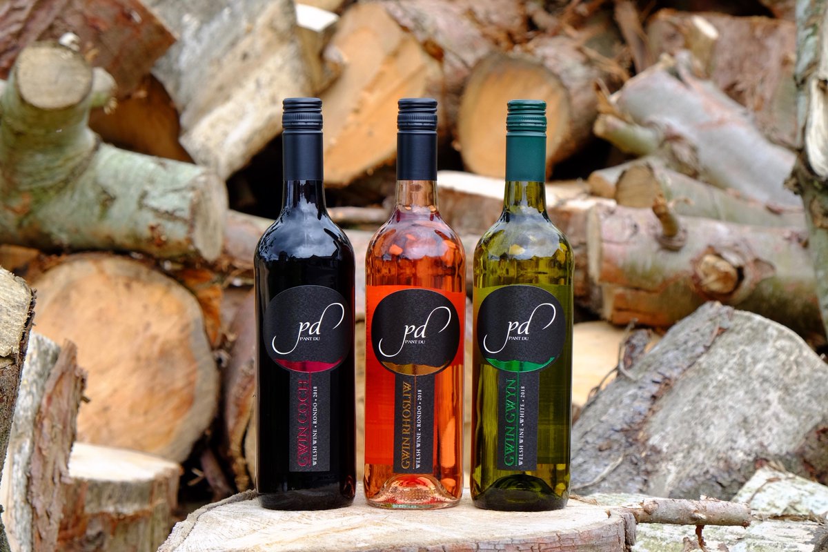 Mae Gwin Coch, Rhosliw a Gwyn Pant Du nawr ar gael! Iechyd Da!
Pant Du Red, Rosé, &amp; White Wine now in stock! 🎉🍷🍇
Online Shop - bit.ly/2XuPYNm
#gwincymreig #welshwine #welshvineyards