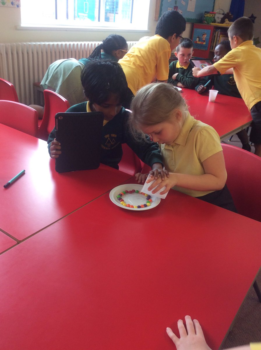 firsprimarysale's tweet photo. #Year1LS Experimenting with skittles! https://t.co/i7bsJ2rvAS