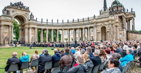 unipotsdam's tweet photo. #Bunt und #feierlich – @unipotsdam verabschiedet am 27. Juni ihre #Absolventinnen und #Absolventen: https://t.co/PCD7hGJT6j
#Absolventenverabschiedung2019 #Abschluss #Fotoshooting #Impressionen #Erinnerungen #memories #daytoremember #Glückwunsch #UniPotsdam https://t.co/0KzAInyOpA