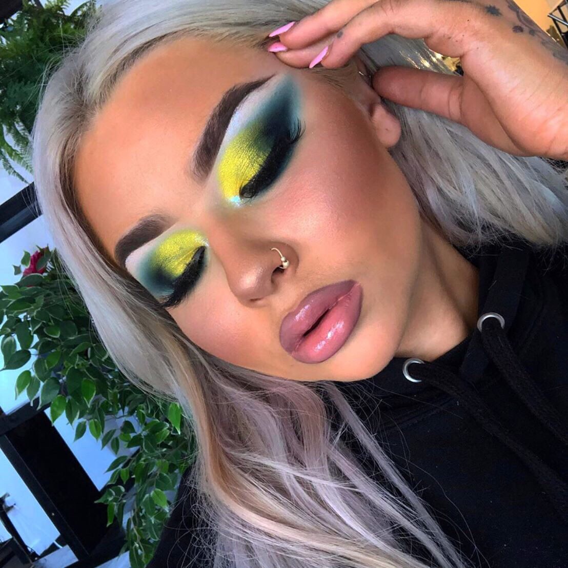 GlamCandyUK's tweet photo. 💛 NEON JUNGLE 💛
Lead tutor &amp; makeup artist @katieemckinleyy uses @staceymariemua carnival palette and puts a twist on her signature blue blown out smokey look!
Book your appointment in for the weekend now! ✨
#neon #neonmakeup #creativemakeup #glamcandyedinburgh #glamcandy https://t.co/5JL2ez386a