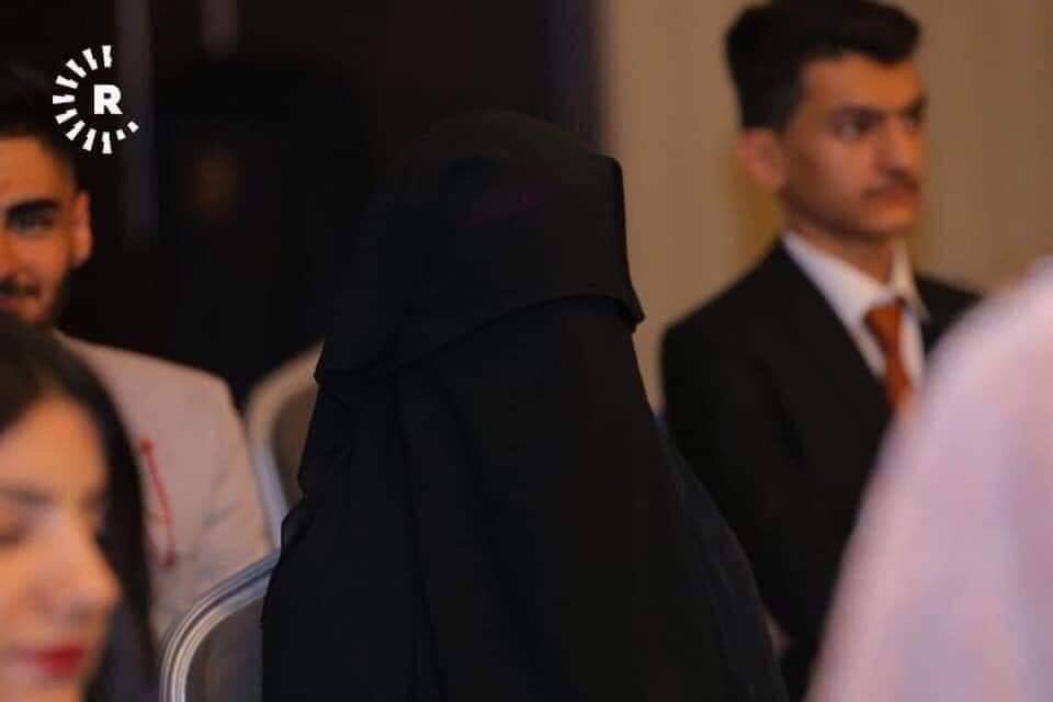 نێچیرڤان بارزانی سەرۆکی ھەرێمی کوردستان خەڵاتێکی تایبەتی خاتوو (زەینەب) کچە باڵاپۆشەکە دەکات.