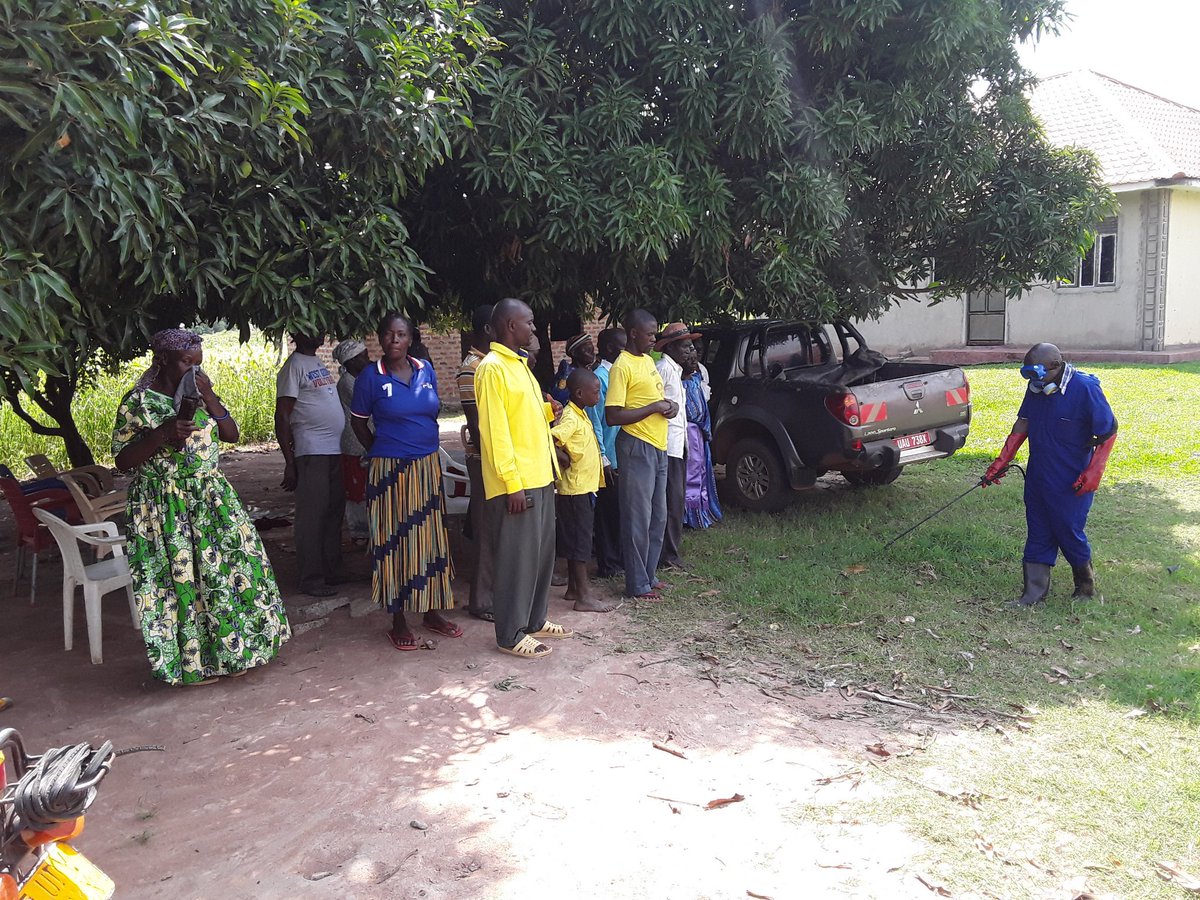 nasarriupdates's tweet photo. Mr Dodaneem a research technician from NARO-serere demonstrates to farmers how they should dress before using chemicals in fields @narouganda  @AfricanUnionUN @KALRONjoro @kalromkulima @EKMbeyagala https://t.co/WPJGRZ96Vu