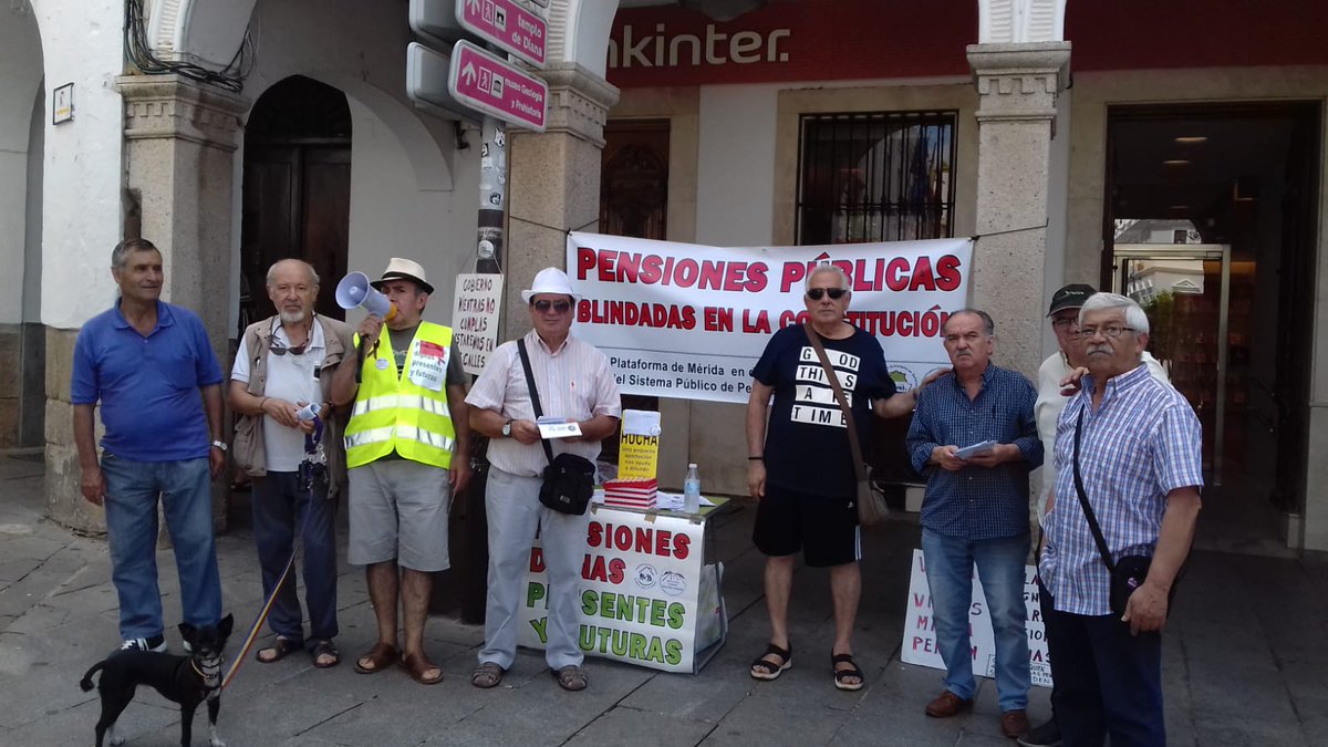 Mesa informativa, de la Plataforma de Pensionistas y Juvilados de los lunes . En Merida.. día 24 junio...