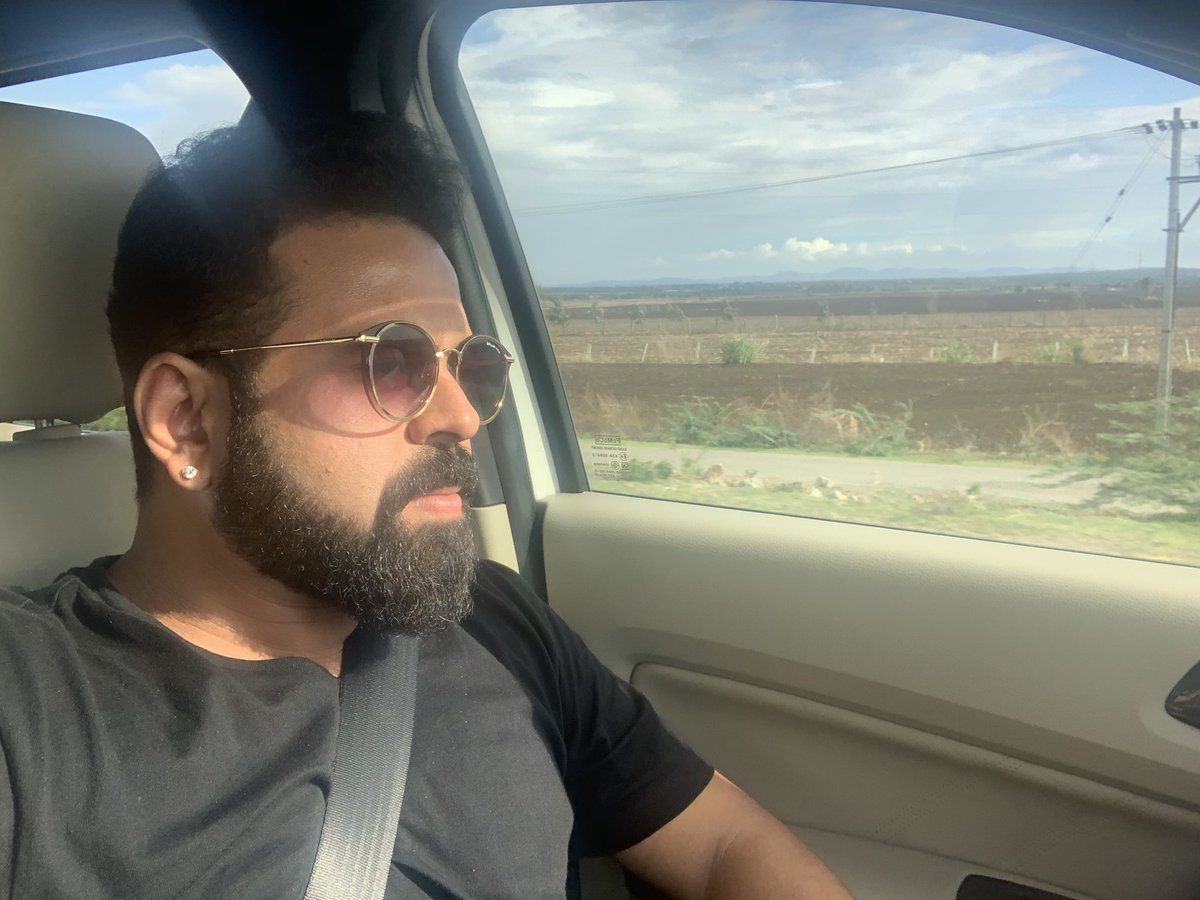 SanthoshAnand15's tweet photo. On the way to Dharwad #yuvarathnaa 5th schedule starts from tomo😎 https://t.co/xpVhyb7JkK