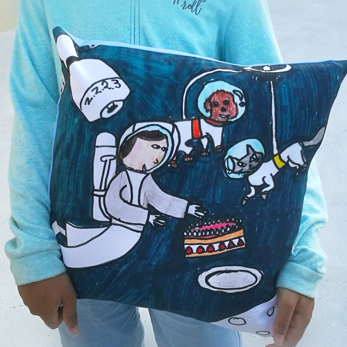 FeeParmoha's tweet photo. ✨🎨 DESSINE le métier de tes rêves 🎨✨
Juliane a imaginé son coussin en y dessinant son métier idéal, combinant ses 3 professions rêvées : astronaute, zoologiste et pâtissière !
Qui n'aimerait pas faire des gâteaux dans l'espace avec ses meilleurs amis ? 😻🍰👩‍🚀💫 https://t.co/5viluJxKub