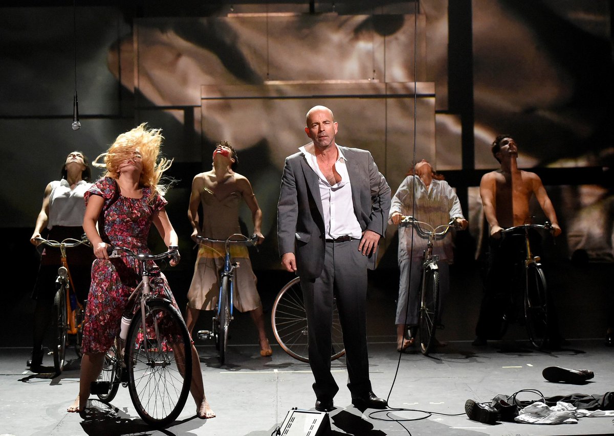 Nuestra producción de #OBABAKOAK, adaptación de #CalixtoBieito de la novela de #BernardoAtxaga, viaja a Alemania 🇩🇪 para presentarse en el <a href="/SchauspielS/">Schauspiel Stuttgart</a> (Stuttgart) , que acogerá una única función en euskera, subtitulada en alemán, este próximo sábado día 29 a las 19:30 horas.